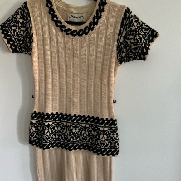 Valentino 2 piece set Vintage Miss V Couture Knit Top/Skirt 2000’s. Size 0-2. - Picture 4 of 5